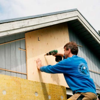Udvendig isolering: Tagkrydsfinerplade på gavl Udvendig isolering: Trekantsgavl dækkes med tagkrydsfinerplade